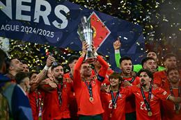 Carlo Ancelotti chúc mừng Ronaldo vô địch Nations League