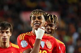 Van de Vaart chữa thẹn sau khi bị Lamine Yamal đáp trả
